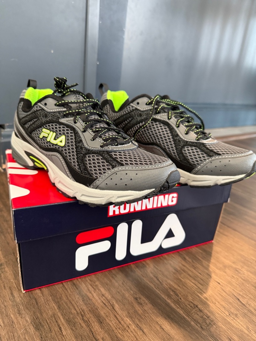 FILA Men's Gray and Neon Green Mesh Windshift 15